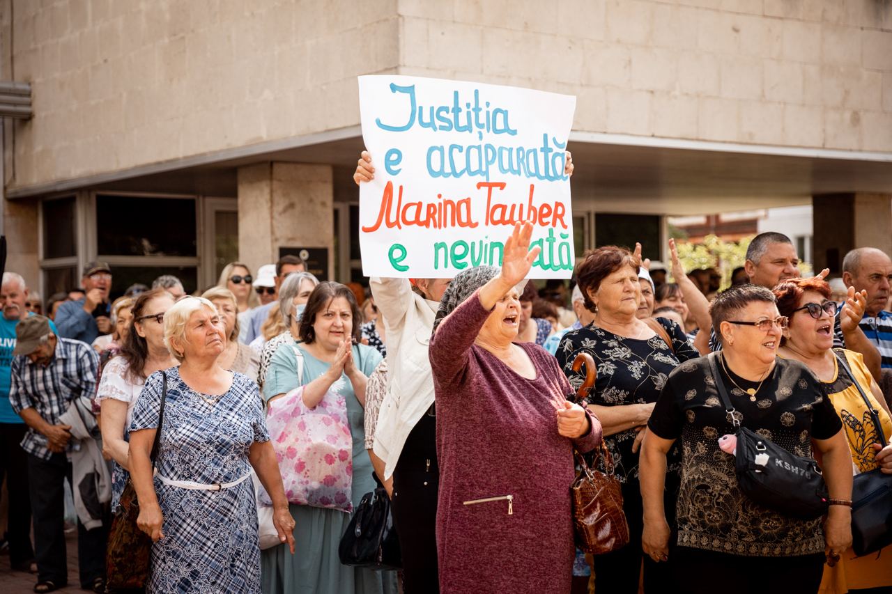 Sute de oameni protestează la Judecătoria Ciocana și cer eliberarea Marinei Tauber, care a fost arestată în lipsă de probe